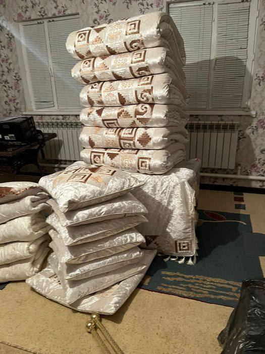 төсек көрпе сандығымен