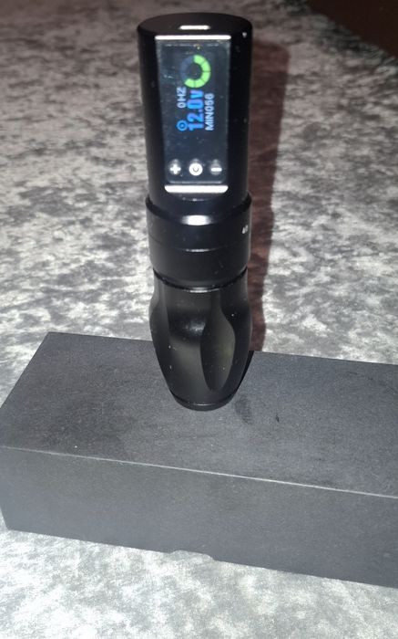 Se vinde aparat de tatuat și tot ce se vede în poze