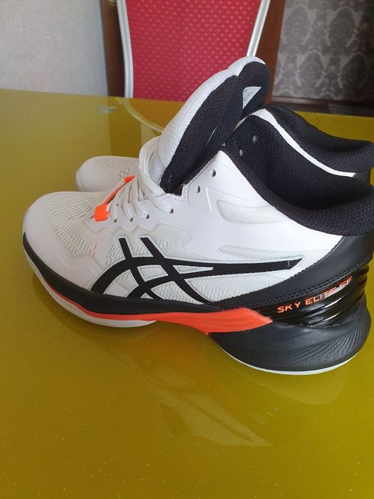 Продам кроссовки Asics новые