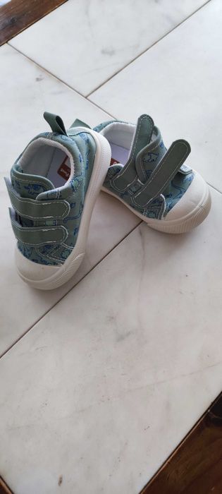 Чисто нови детски обувки