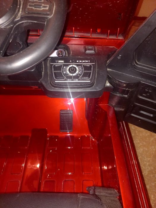 Продам машину красного цвета