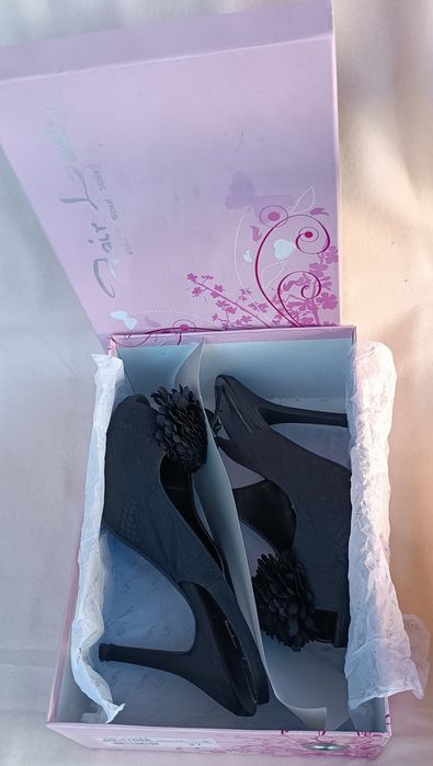 Елегантни дамски сандали от черен сатен на тънък ток, цена 9,71€/18,99