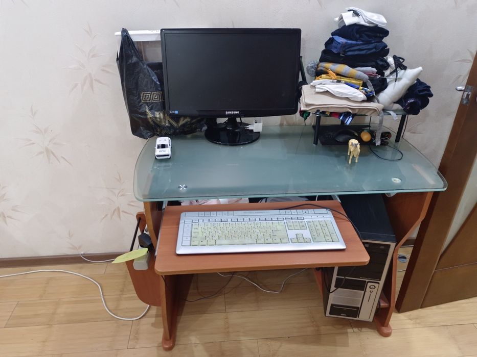 Продам компьютер в месте столом не дорого