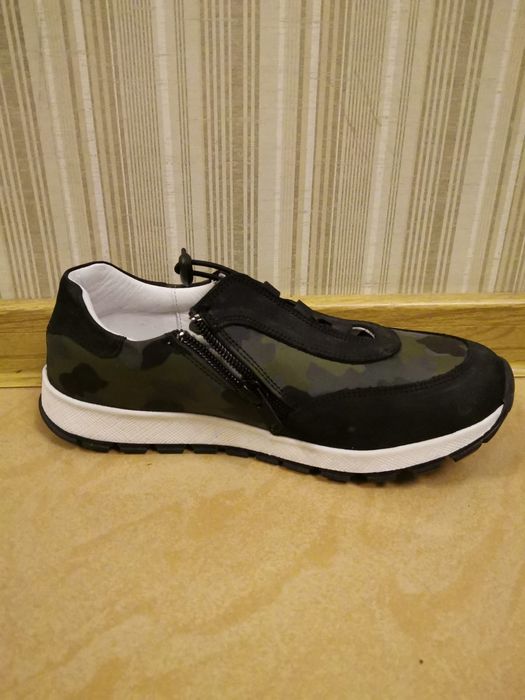 Продаю детские кроссовки