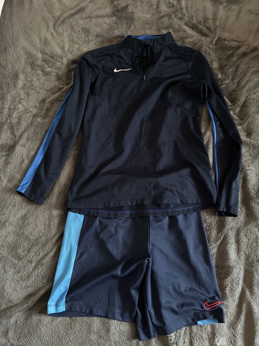 Vand echipament nike nou
