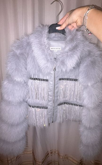Haina blana cu strasuri