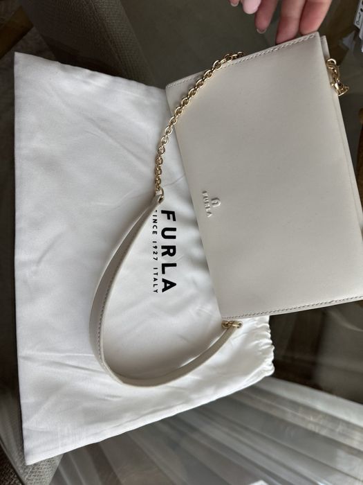 Дамска чанта Furla – нова, кремаво/бяла, с верижка