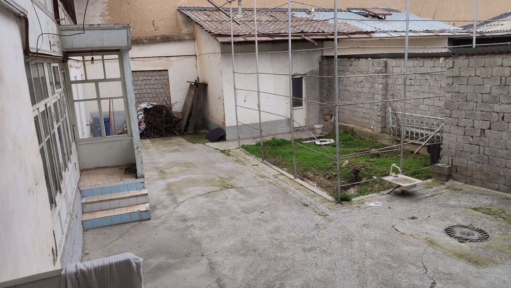 2,8 sotixli uy sotiladi.