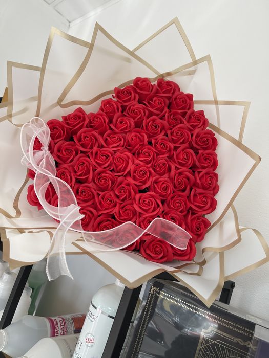 Buchet inima trandafiri   60 trandafiri si cu ursuleti