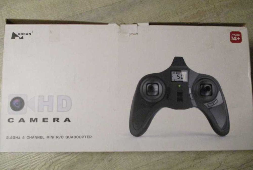 Dronă HUBSAN X4 H107C, 4 canale, deschisă pentru testare.