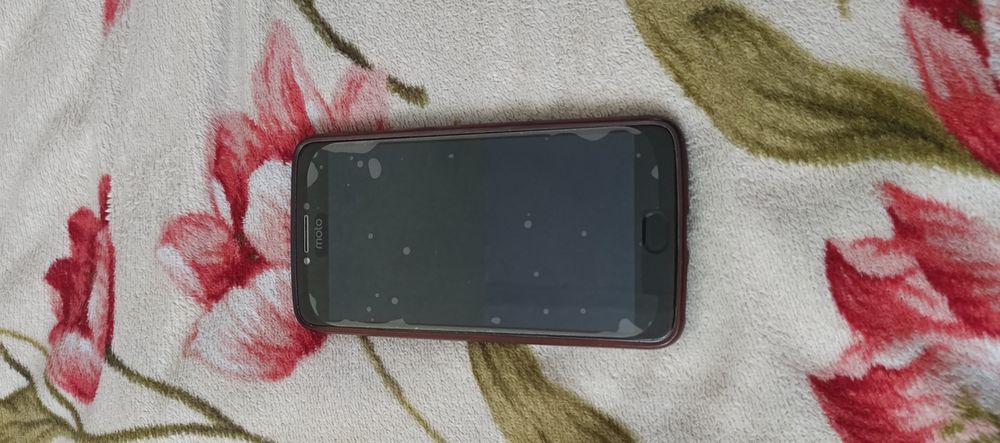 Продаю телефон moto e4 plus