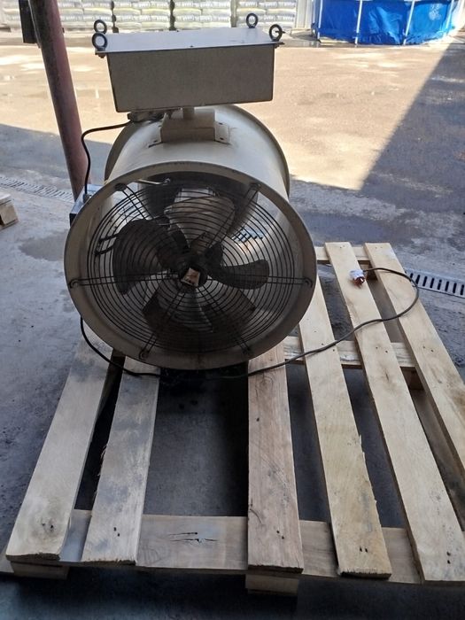 Теплица,вентилятор с увлажнителем воздуха.