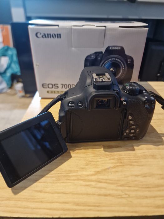 Aparat Foto Canon 700D 
Obiectiv Fix 50mm
Cutie si incarcator 

Pret: