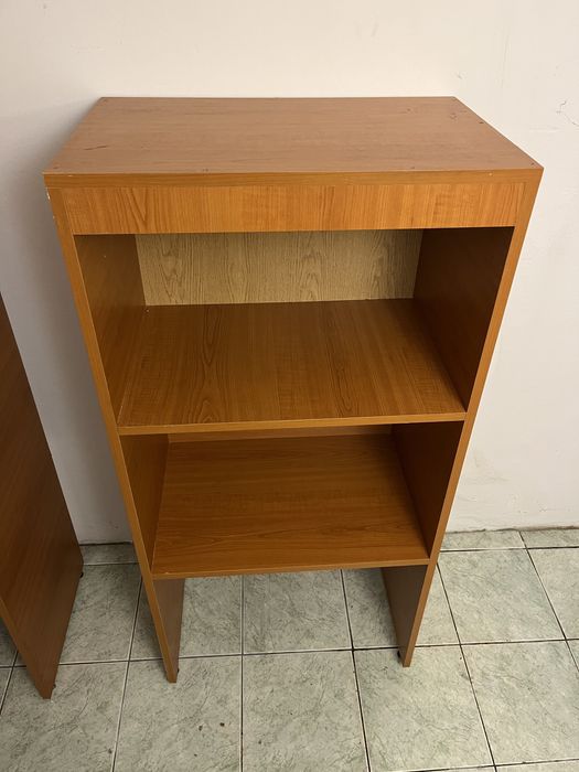 Set 2 corpuri bibliotecă / rafturi PAL cu picioare reglabile