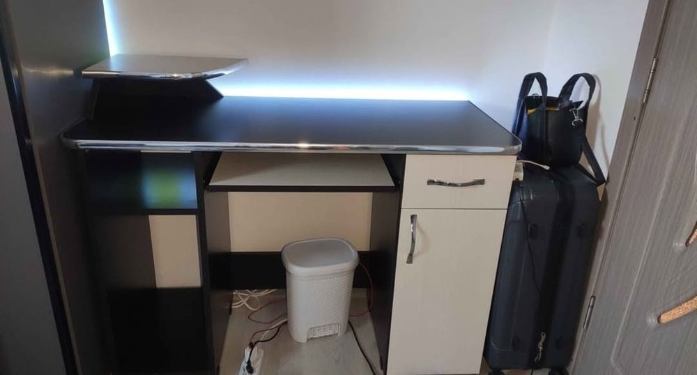 Birou modern de vânzare