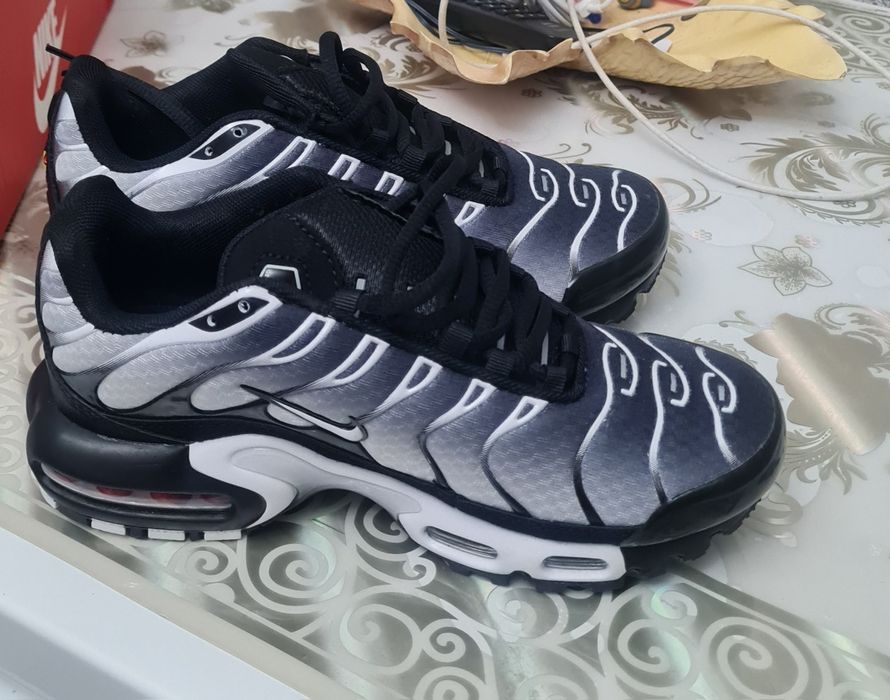 Продам новые кроссовки NIKE AiR MAX PLUS