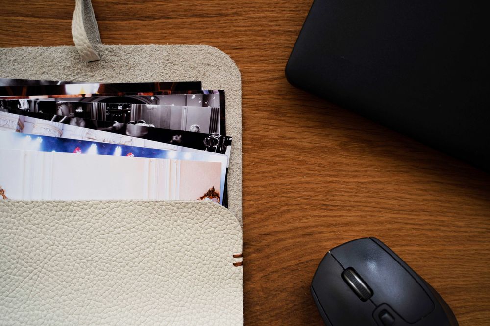 Stick USB lemn, husă de piele pentru fotografi si videografi nunti