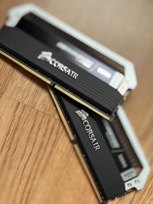 32GB RAM - Corsair Dominator Platinum (2 x16GB) DDR4 3000