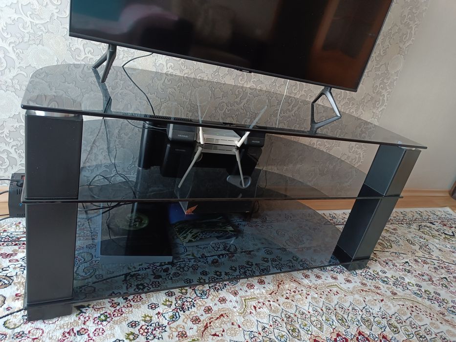 Продам стеклянную тумбу под телевизор