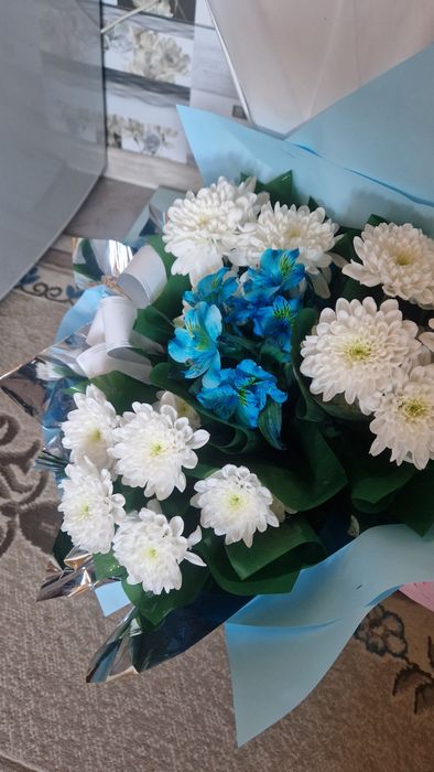 Гүлдер сатылады.