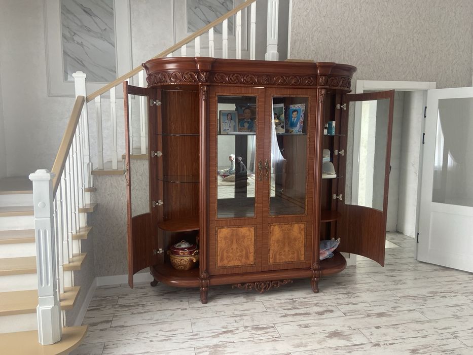 Гостинный сервант