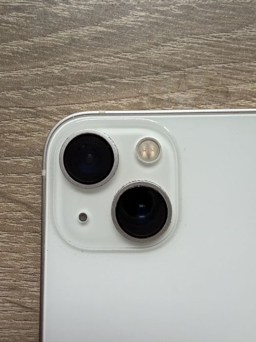 Телефон iphone 13 бял