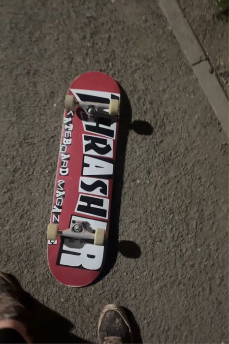 Скейтборд с надписью trasher