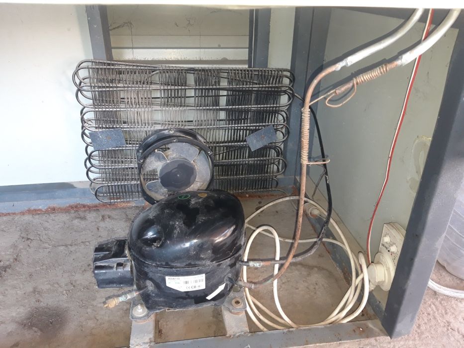 Продается витринный холодильник