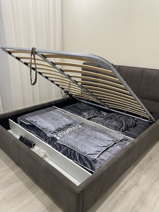 Двуспальняя кровать 180/200