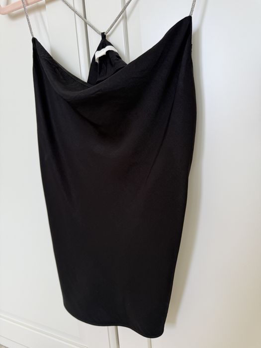 Бял и черен сатенен потник с блестящи презрамки HM