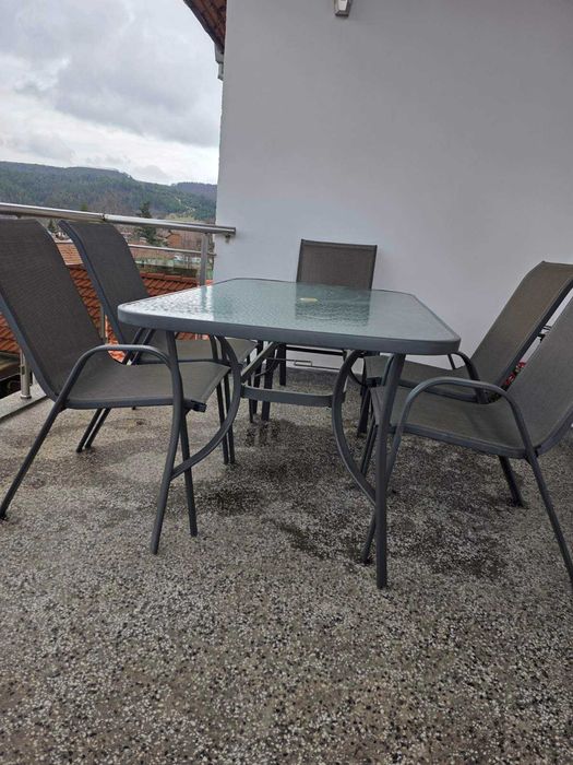 Маса със столове