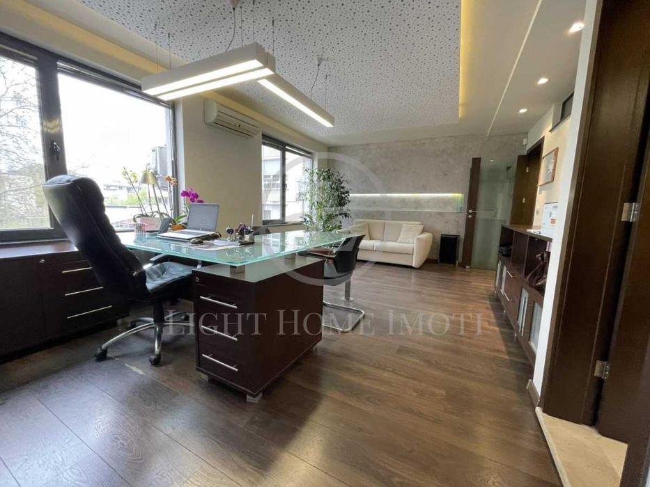 Продава се Офис в Пловдив, Център - 101 кв.м за 2327 €/кв.м - Снимка #1