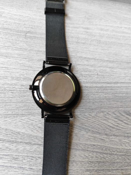 Простые стильные Часы