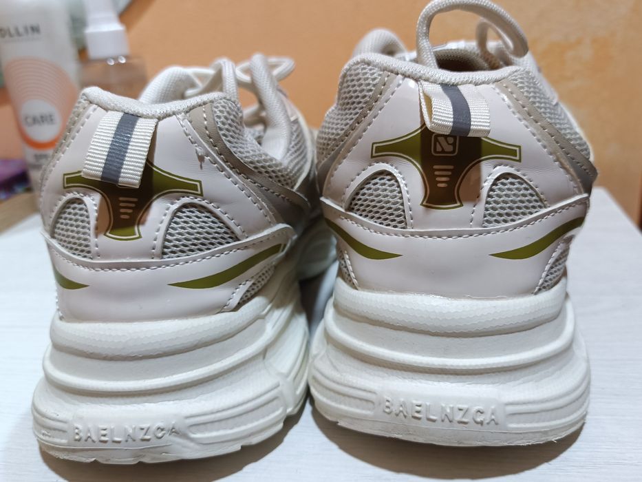 Кроссовки женские