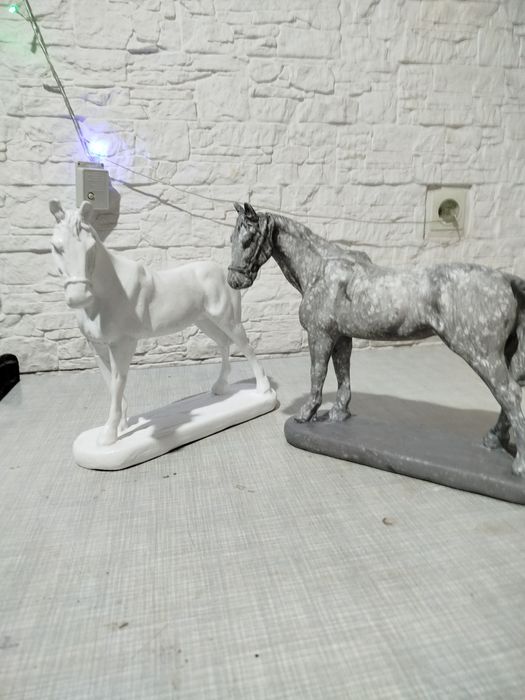 Конь с подставкой изготовлен из гипса