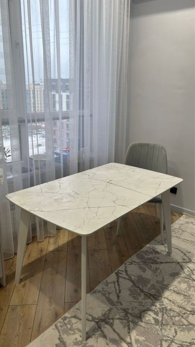 Стол и стулья.