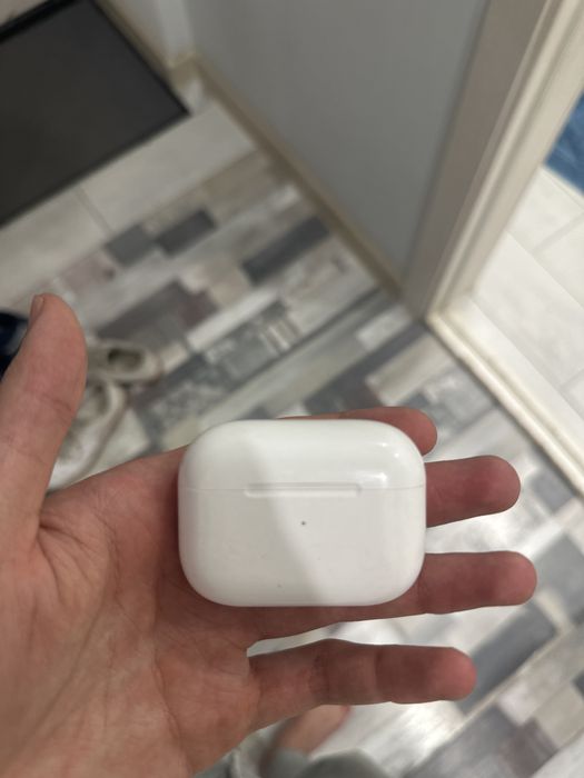 Продам кейс от эйрподс 2 оригинал