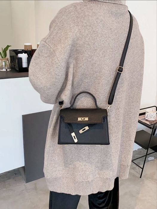 Маленькая черная сумка