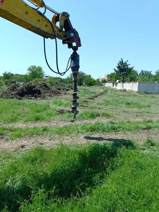 Изграждане на огради, ограда с бетонни колове, тръби и мрежа! септични