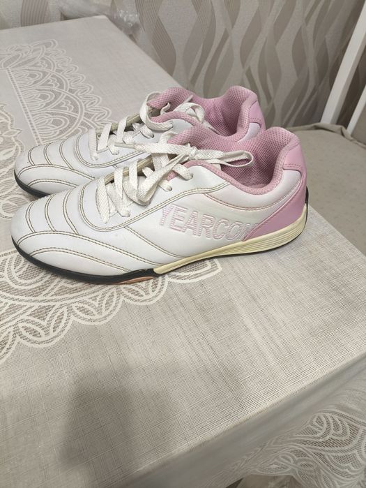 Продам кроссовки кожаные