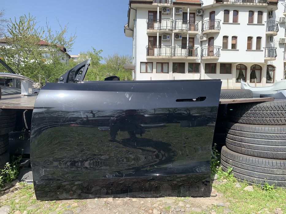 Врата Tesla Model Y