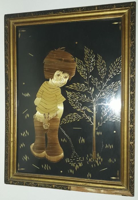 Tablouri artizanale din paie realizate manual.