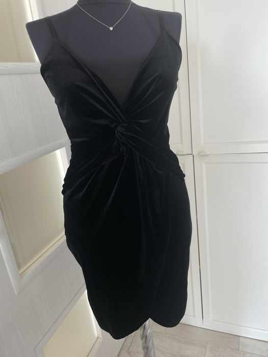 Черна кадифена рокля