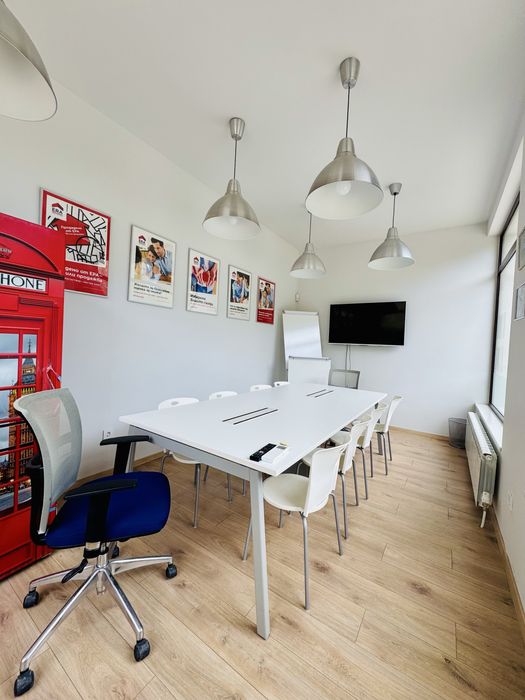 Продаваме стилна и функционална конферентна маса за 10–12 души