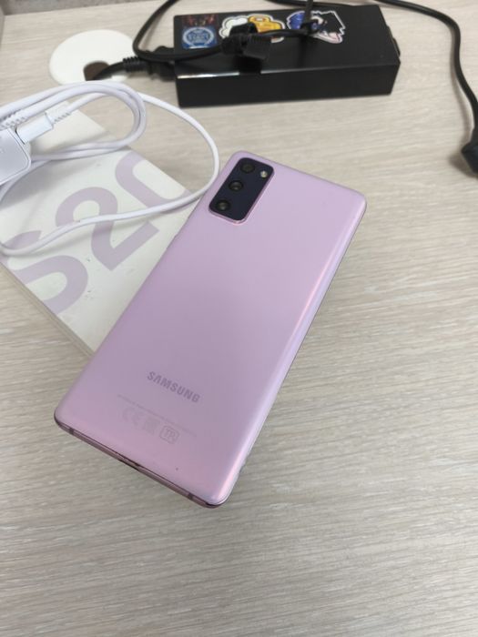Смартфон Самсунг S 20 FE с коробкой зарядкой и в подарок чехол .