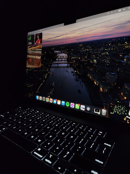 Macbook air m5 15 inch 16/512 gb