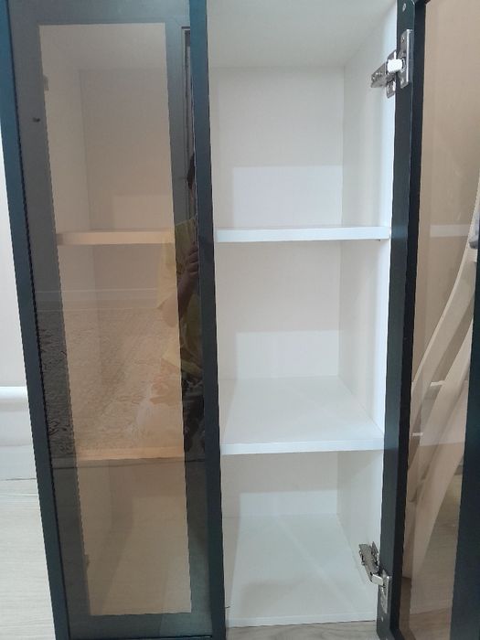 Стеклянный шкаф новый для ванны