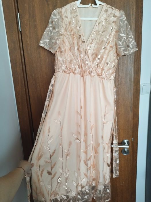 Рокля в прасковен цвят