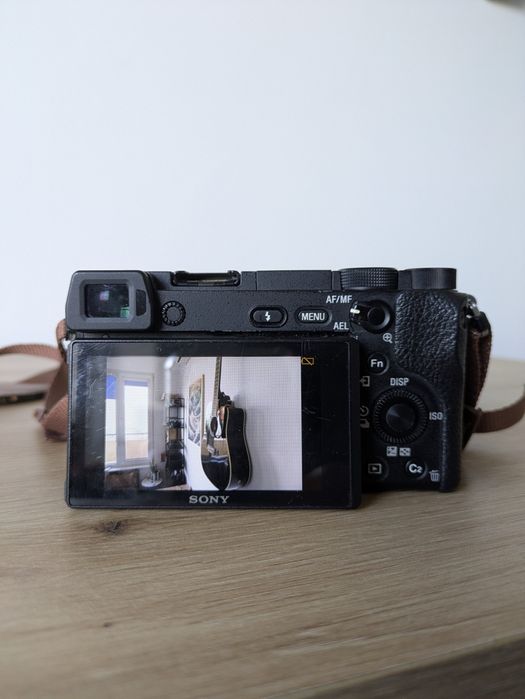 Sony a6300 Дигитална Камера в Отлично Състояние Перфектна за Видео | 4 Батерии, Аксесоари