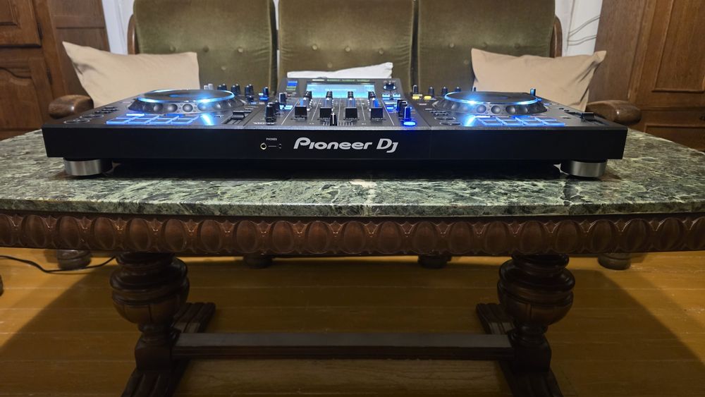 Vând consolă Pioneer XDJ-XZ cu flight case și decksaver